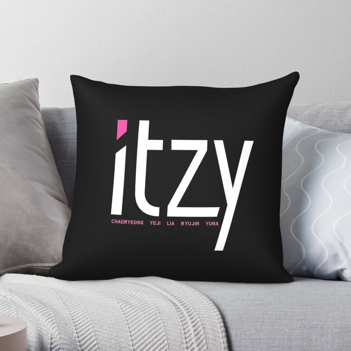 Itzy Band Dalla Dalla Square P - Home Decor Dallas のレビューと価格