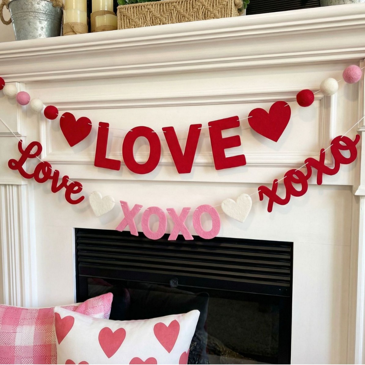 Valentine's Day LOVE Heart Pom - Home Decor Garland のレビューと価格